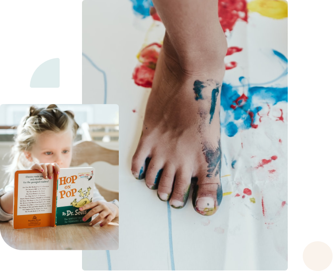 enfant qui lit et joue à la peinture association Les Aut'Parents